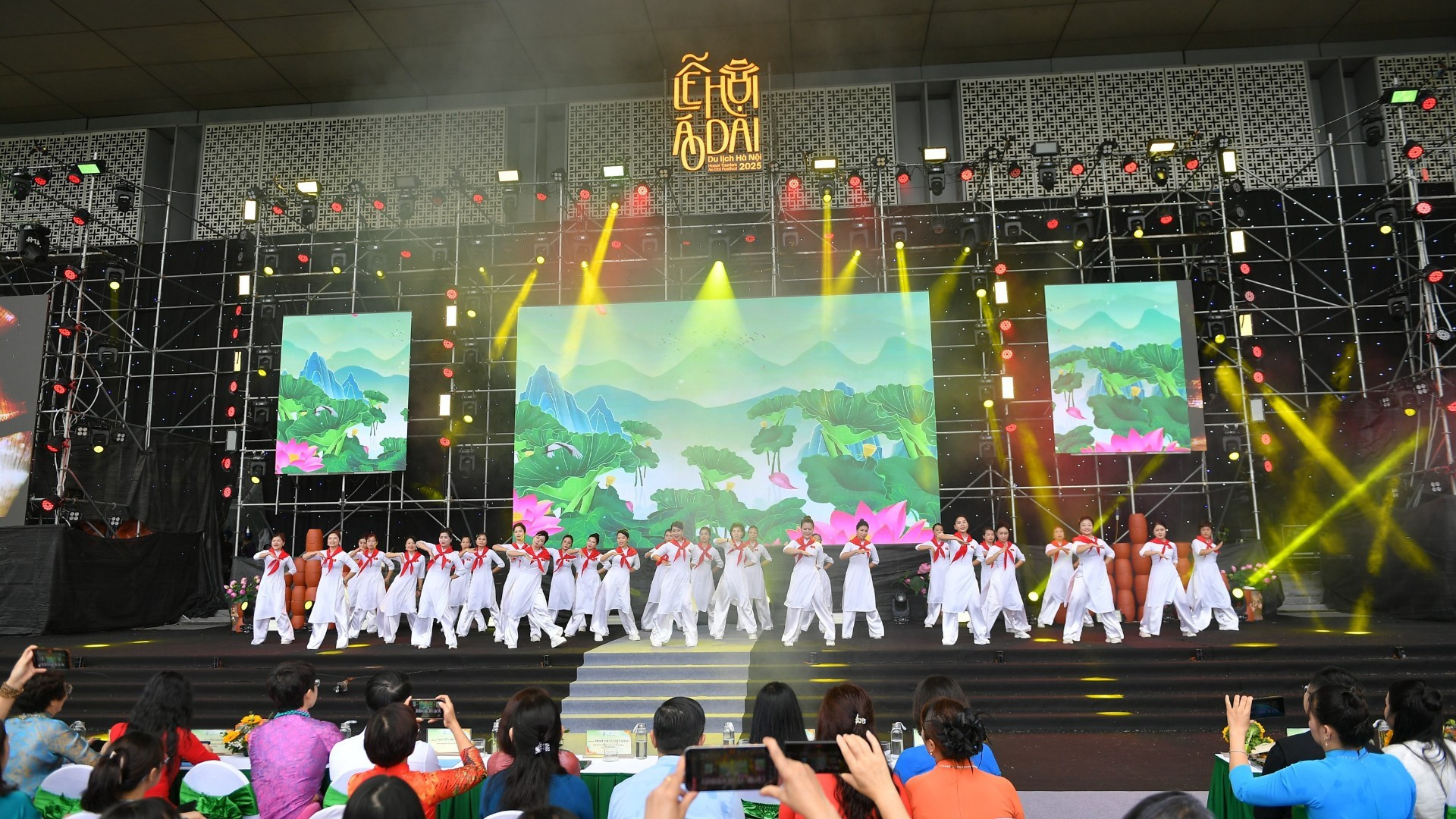 Numéro de Zumba « Fiers de poursuivre l’avenir – Je suis Vietnamien » présenté par l’Union des Femmes de la commune de Vinh Thanh. Photo : nhandan.vn