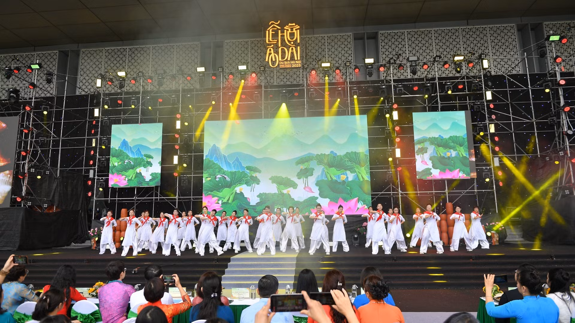 Numéro de Zumba « Fiers de poursuivre l’avenir – Je suis Vietnamien » présenté par l’Union des Femmes de la commune de Vinh Thanh. Photo : nhandan.vn