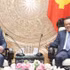 Tran Sy Thanh, membre du Bureau politique, secrétaire du Comité central du Parti et président de la Commission centrale de contrôle, et l’ambassadeur du Canada au Vietnam, Jim Nickel. Photo : VNA. 