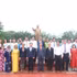 L’ambassadeur Nguyen Minh Tam et sa délégation posent pour une photo commémorative au monument du Président Kaysone Phomvihane, dans la province de Savannakhet. Photo : VNA. 