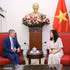 La vice-ministre des Affaires étrangères Le Thi Thu Hang et le vice-président exécutif de la chaîne de télévision américaine CNN, Phil Nelson. Photo : baoquocte 
