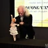 L’artiste Duong Van Hoc interprète la pièce de marionnette en solo « La mort du cygne ».