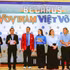 L'ambassadeur du Vietnam au Belarus, Nguyen Van Trung, et le maître d’arts martiaux Sergey Alekxeevich Sarendo ouvrent le championnat national.