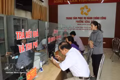 Des citoyens effectuent des formalités au centre de services administratifs publics du quartier de Nong Tien, province de Tuyen Quang. Photo : VNA.