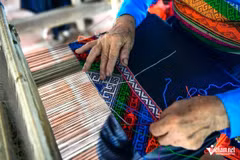 Au village de Ban But, les artisanes de l’ethnie Thái perpétuent l’art du tissage traditionnel à travers des motifs géométriques aux couleurs éclatantes. Photo : Le Duong/Vietnamnet.