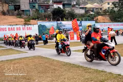 Un cortège de 100 motos et scooters est parti de Dong Van, a franchi le col de Ma Pi Leng et admiré les paysages montagneux ainsi que la rivière Nho Que, avant d’arriver à Pa Vi Ha, dans la commune de Meo Vac. Photo : VNA.