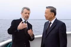 Le roi danois Frederik X présente le projet d'île artificielle de Lynetteholm au secrétaire général du Parti et président To Lam lors d'une excursion en bateau sur l'île. Photo : VNA.