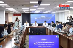 Des délégués partagent des informations sur le Forum économique d'automne 2026. Photo : VNA.