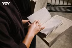 Des feuilles de papier traditionnel de Dìa Trên, fabriquées artisanalement par les Nùng An. Photo : VOV.