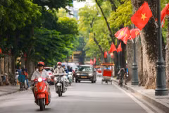 Les rues de Hanoï décorées de drapeaux et de fleurs à l’approche de la Fête nationale