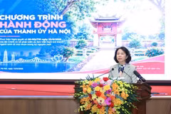 La vice-présidente du Comité populaire municipal, Vu Thu Ha, présente le programme d’action pour mettre en œuvre la résolution n° 26-NQ/TW du 22 août 2026 sur le développement du tourisme vietnamien comme secteur économique de pointe. Photo: Hanoimoi.