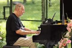 Le pianiste et compositeur britannique Rick Wakeman CBE donne un concert exceptionnel pour des ours rescapés au Centre de sauvetage des ours du Vietnam, dans le parc national de Tam Dao, le 24 septembre. Photo : VNP.