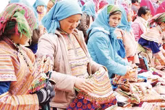 Les couleurs éclatantes des brocarts au marché hebdomadaire de Si Ma Cai (Lao Cai) attirent les visiteurs. Photo : Thi Phong.