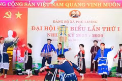 La danse Khai den, largement présentée au public par le Club de la culture de l’ethnie Cao Lan lors de nombreux événements. Photo : Vuong Diem.