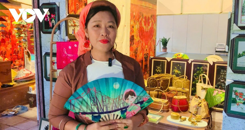 Selon Le Thi Lan Huong, de l’Association des objets d&apos;art et des villages artisanaux de Hanoï, « la foire représente une excellente opportunité pour promouvoir nos créations, préserver notre artisanat et élargir nos débouchés ». Photo : VOV
