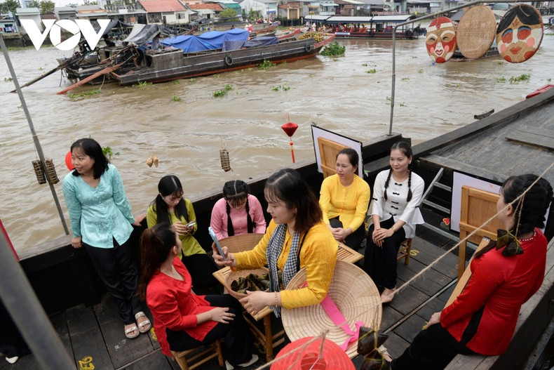L’un des moments les plus marquants du festival est la reconstitution du marché flottant de Cai Be sur la rivière du même nom. Photo : VOV