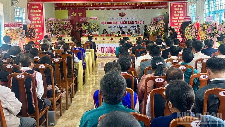 Vue générale du premier congrès du Comité du Parti de la commune de Mang Ri pour le mandat 2025–2030. Photo : nhandan.vn mang-ri-5.jpg