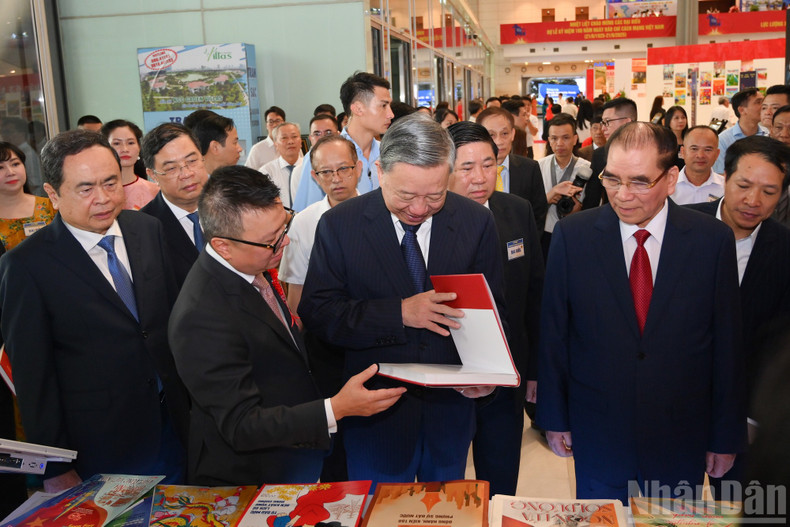 Les dirigeants du Parti et de l'État visitent le stand du Journal Nhân Dân. Photo : NDEL. hoi-bao-9459.jpg