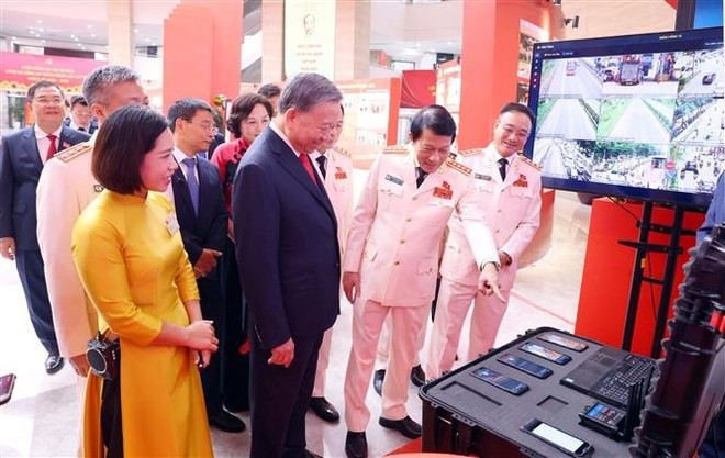Le secrétaire général du Parti communiste du Vietnam, To Lam, visite une exposition tenue dans le cadre du 8e Congrès du Comité central du Parti pour la Sécurité publique (2025-2030). Photo : VNA. Le secrétaire général du Parti communiste du Vietnam, To Lam, visite une exposition tenue dans le cadre du 8e Congrès du Comité central du Parti pour la Sécurité publique (2025-2030). Photo : VNA.