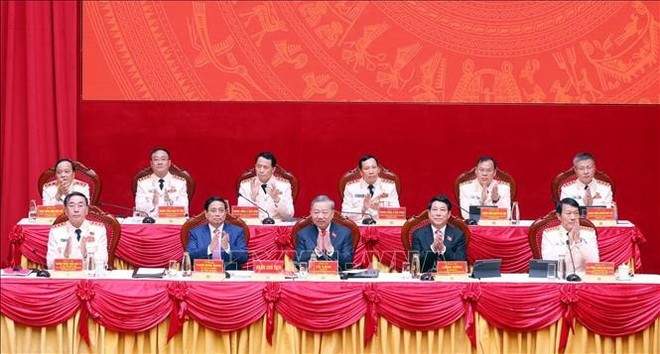 Le secrétaire général du Parti To Lam (au centre), le président vietnamien Luong Cuong (2e de droite à gauche) et le Premier ministre vietnamien Pham Minh Chinh (2e de gauche à droite) au Congrès. Photo : VNA. Le secrétaire général du Parti To Lam (au centre), le président vietnamien Luong Cuong (2e de droite à gauche) et le Premier ministre vietnamien Pham Minh Chinh (2e de gauche à droite) au Congrès. Photo : VNA.
