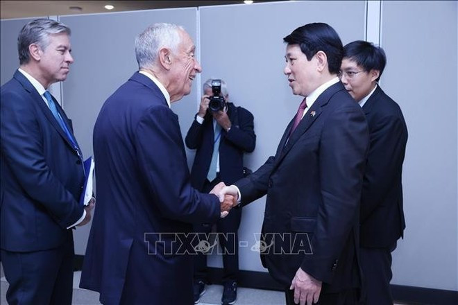 Le président vietnamien Luong Cuong (à droite) et son homologue portugais Marcelo Rebelo de Sousa. Photo : VNA. Le président vietnamien Luong Cuong (à droite) et son homologue portugais Marcelo Rebelo de Sousa. Photo : VNA.