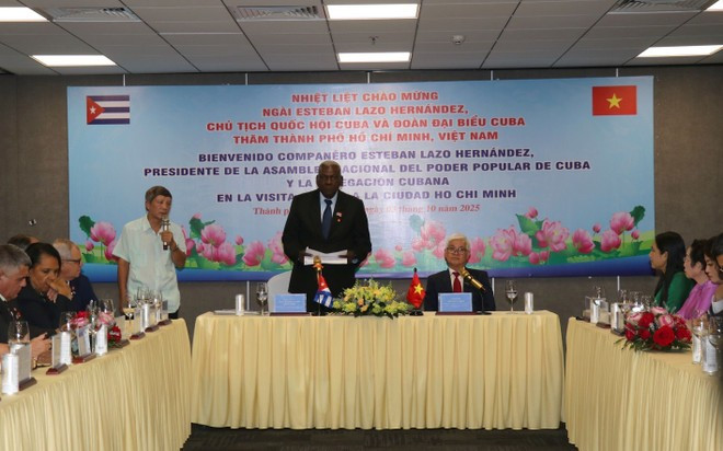 Le président de l'Assemblée nationale du pouvoir populaire et président du Conseil d'État cubain, Esteban Lazo Hernández, effectue une visite de travail à Ho Chi Minh-Ville le 3 octobre. Photo : VNA. Le président de l'Assemblée nationale du pouvoir populaire et président du Conseil d'État cubain, Esteban Lazo Hernández, effectue une visite de travail à Ho Chi Minh-Ville le 3 octobre. Photo : VNA.
