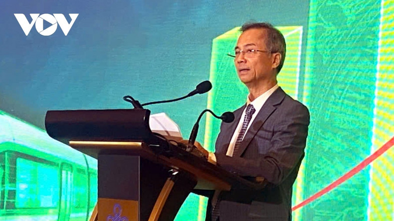Dang Xuân Thanh, vice-président de l’Académie des sciences sociales du Vietnam. a jugé nécessaire de prendre en compte les éléments émergents qui redéfinissent le contexte du développement : la transformation numérique et l’économie des données, les robots et l’intelligence artificielle (IA). Ces derniers favoriseront la création de nouvelles chaînes de valeur, la transition verte et le développement durable. Photo : VOV Dang Xuân Thanh, vice-président de l’Académie des sciences sociales du Vietnam. a jugé nécessaire de prendre en compte les éléments émergents qui redéfinissent le contexte du développement : la transformation numérique et l’économie des données, les robots et l’intelligence artificielle (IA). Ces derniers favoriseront la création de nouvelles chaînes de valeur, la transition verte et le développement durable. Photo : VOV