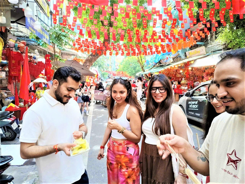 Les touristes indiens ont été plongés dans l'ambiance festive avec des amis vietnamiens..Photo : Tri Minh/NDEL. etranger-qk2025-tri-minh5.jpg
