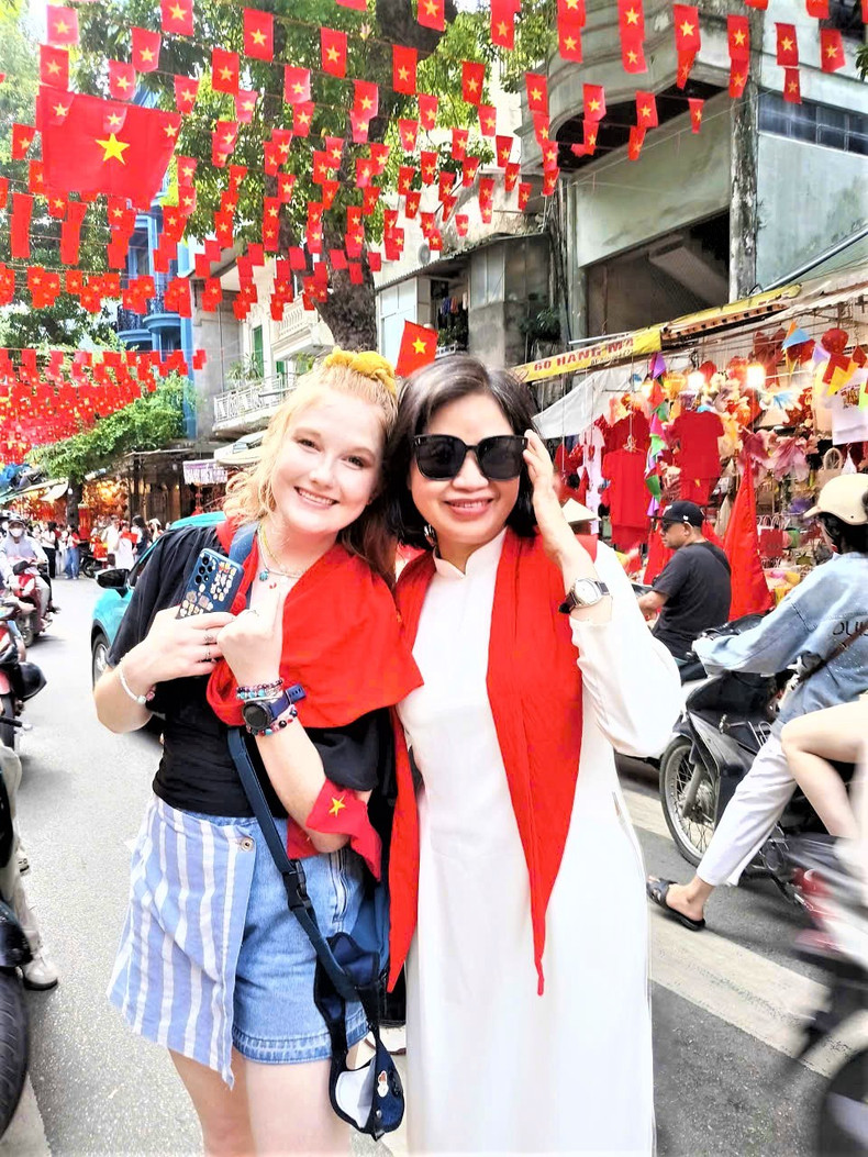 Sopjia, touriste allemande, et ses amies sont très heureuses de visiter le Vietnam cette fois avec beaucoup d'impressions inoubliables. Photo : Tri Minh/NDEL. etranger-qk2025-tri-minh9.jpg