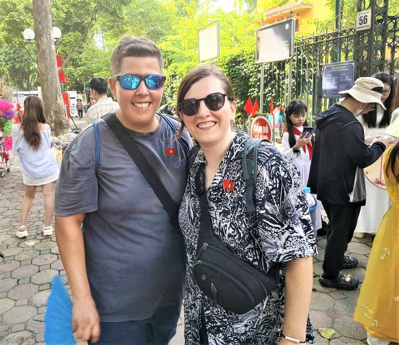 Emma et Mathilda, allemandes, viennent à Hanoi pour la 1ère fois. Elles sont ravies de voir une ambiance particulière et vivante à l'occasion de la Fête nationale vietnamienne. Photo : Tri Minh/NDEL. etranger-qk2025-tri-minh6.jpg
