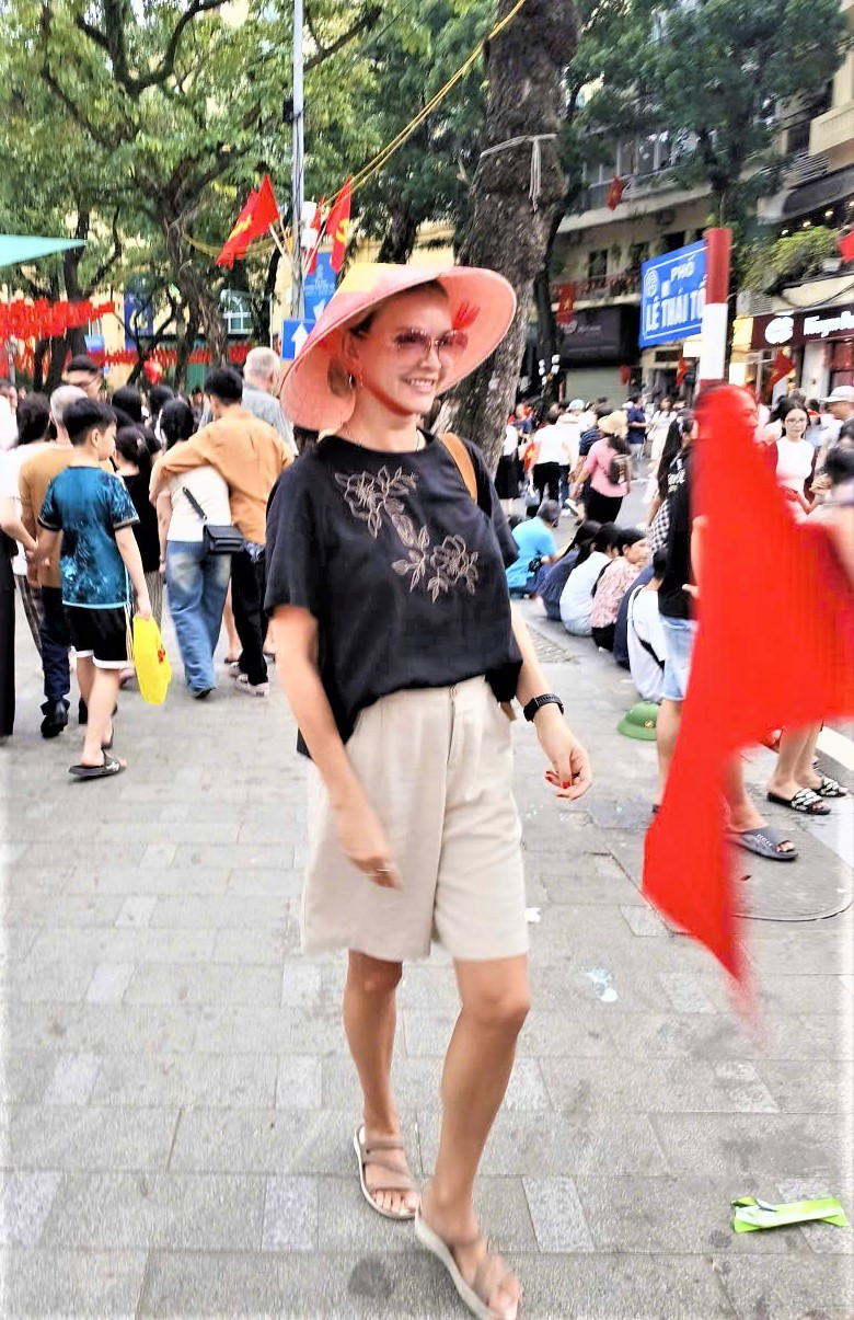 Pour Luciella, touriste australienne, c'est une bonne occasion pour garder de bons souvenirs. Photo : Tri Minh/NDEL. etranger-qk2025-tri-minh7.jpg