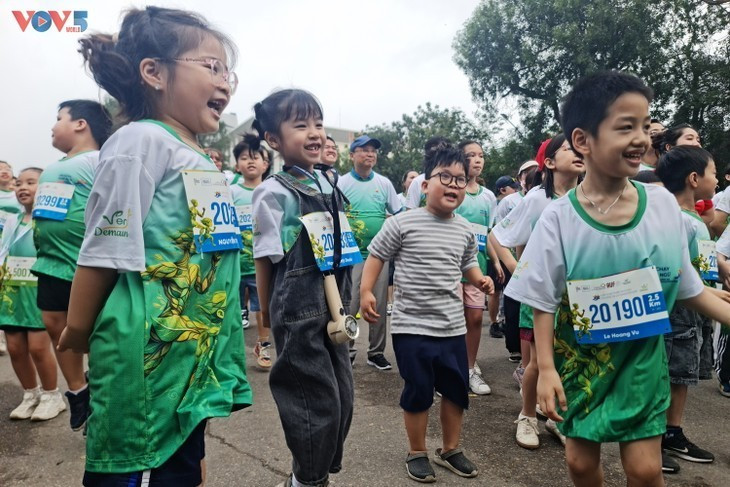 Les enfants, enthousiastes, ont pris part aux exercices d’échauffement avant le départ.