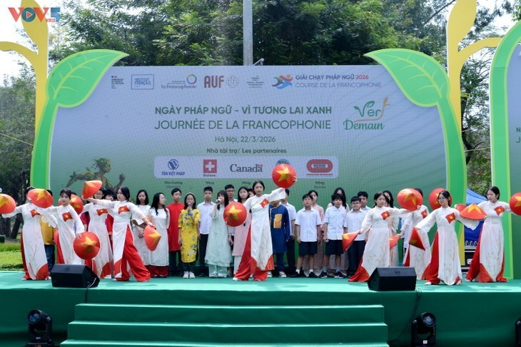 ... au cours duquel des élèves ont notamment interprété la chanson Bonjour Vietnam.