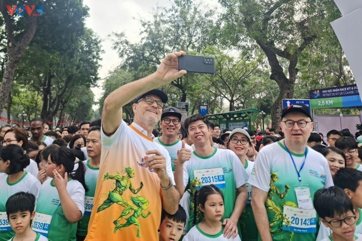 L’ambassadeur de France au Vietnam, Olivier Brochet, a pris un selfie avec les coureurs sur la ligne de départ.