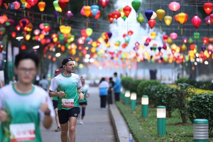 Les participants se sont élancés sur trois distances (2,5 km, 5 km et 10 km) à travers le parc Thông Nhât et la rue piétonne Trân Nhân Tông.