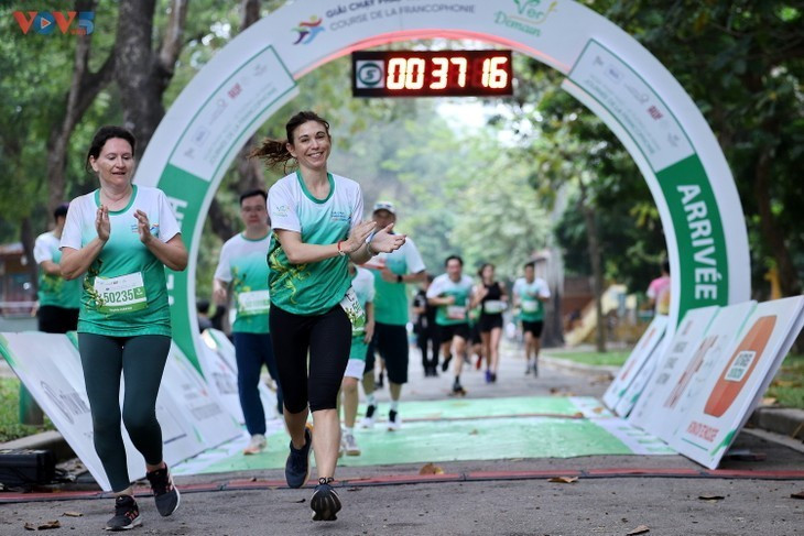 Sur les distances longues, chaque enfant était accompagné d’un parent afin d’assurer sa sécurité tout au long du parcours.