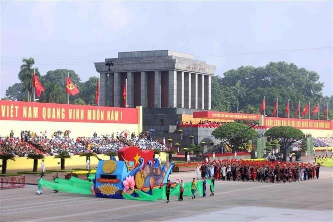 La délégation représentant les 54 groupes ethniques du Vietnam défile devant la tribune. Photo : VNA. groupe-54.jpg