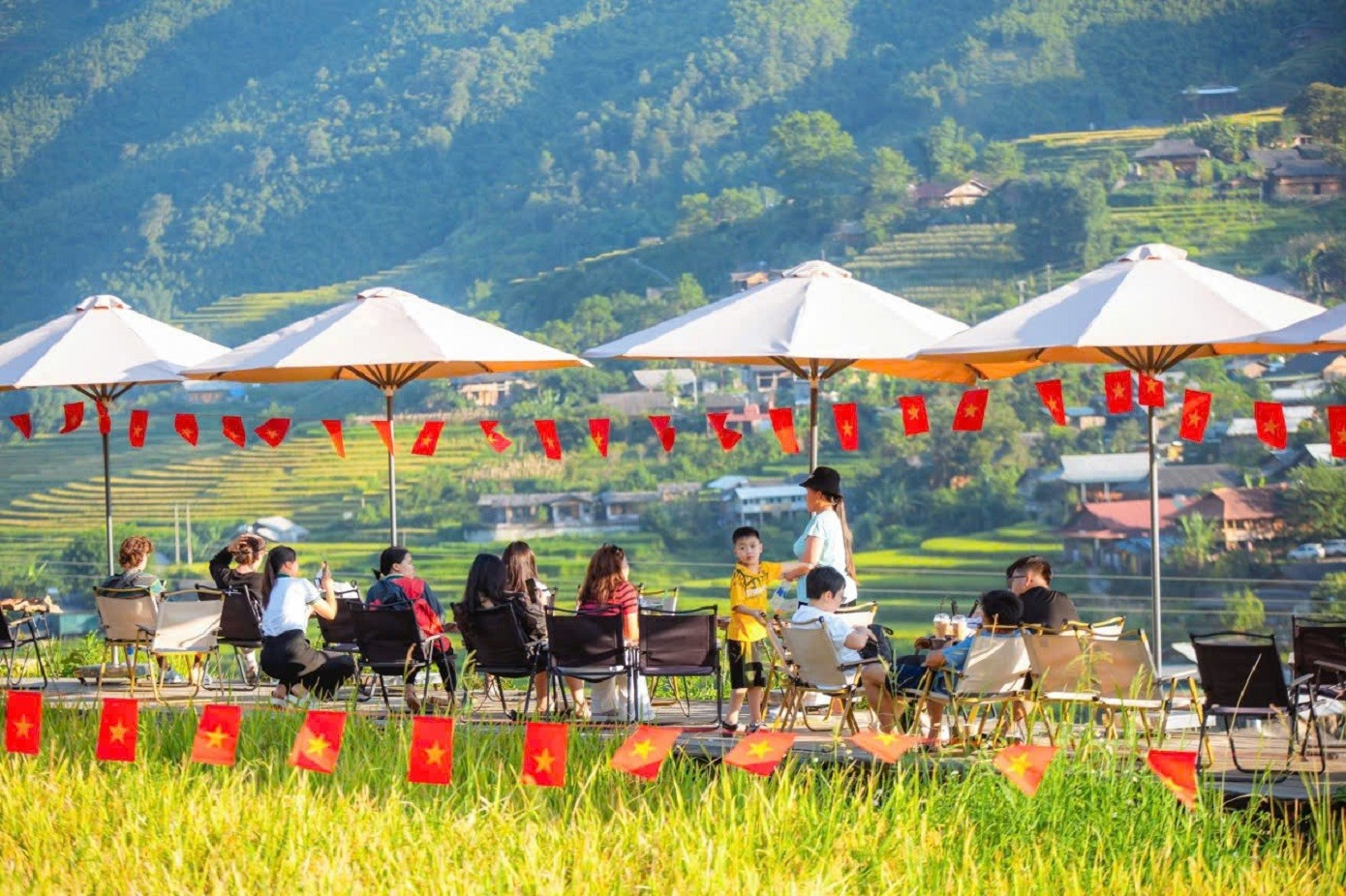 Les haltes et les petits cafés au milieu des rizières en terrasses offrent aux touristes une expérience unique. Photo : TPO. ta-van-cafe.jpg