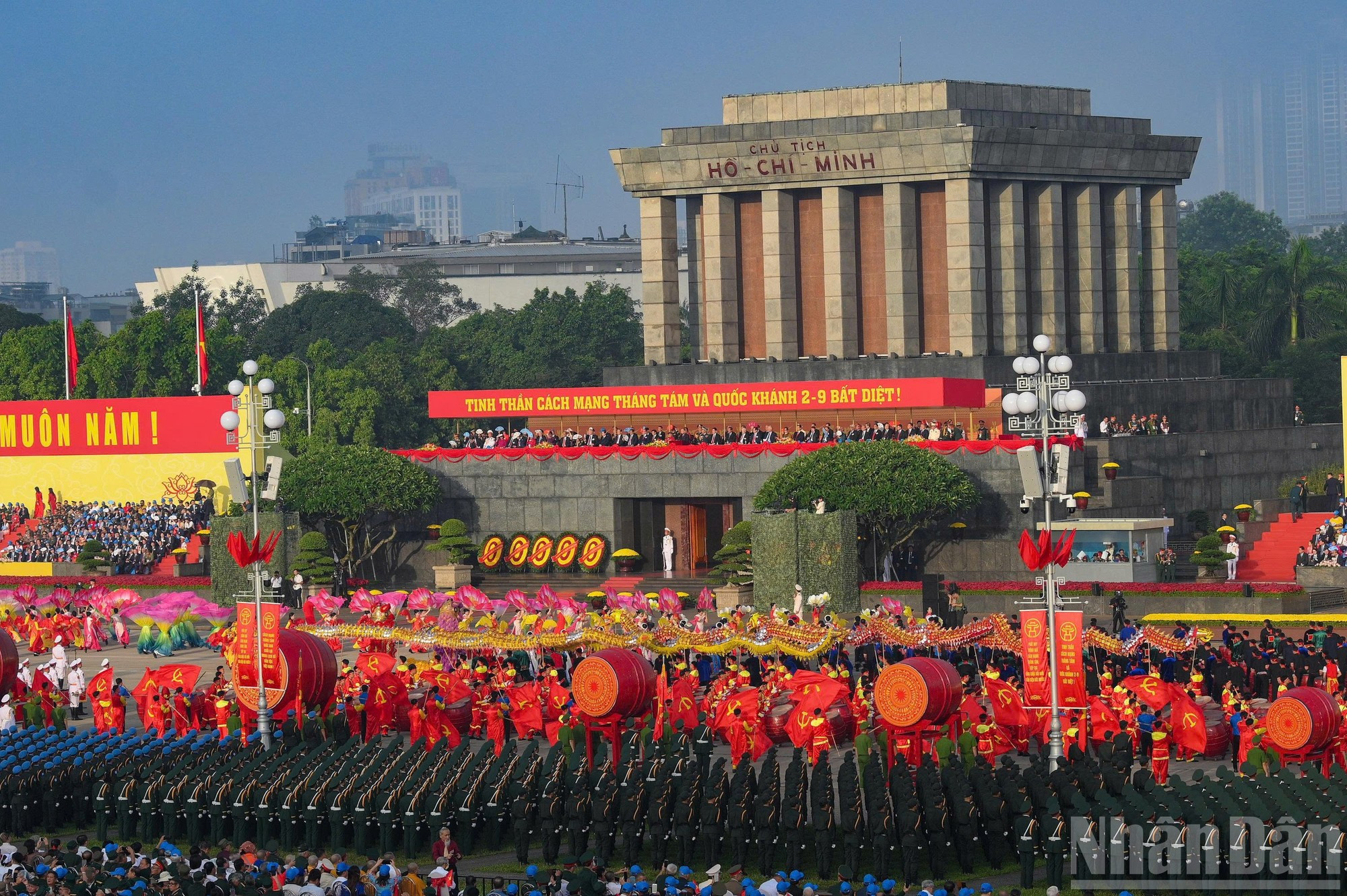 Un grand défilé a eu lieu lors de la cérémonie célébrant le 80e anniversaire de la Révolution d'Août et de la Fête nationale dans la place historique Ba Dinh à Hanoi, le 2 septembre au matin. 