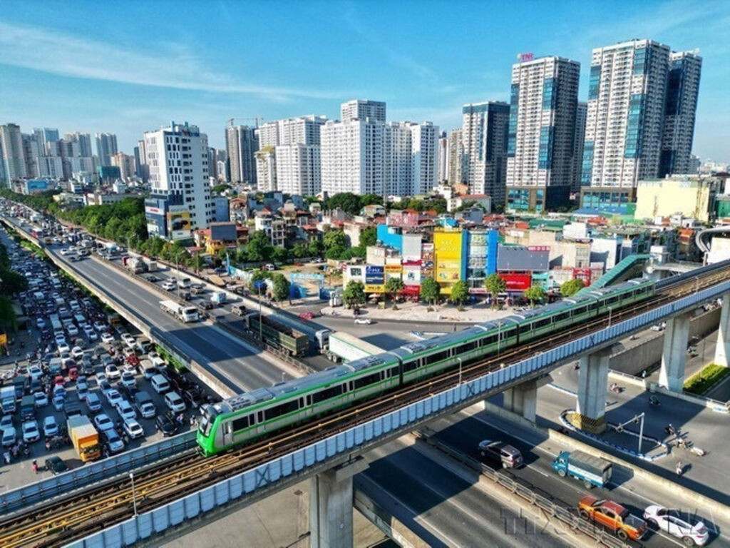 Mise en service le 6 novembre 2021, la ligne de métro Cat Linh - Ha Dong à Hanoï est la première du pays, devenue un moyen de transport quotidien fiable pour les habitants de la capitale. Photo : VNA. Mise en service le 6 novembre 2021, la ligne de métro Cat Linh - Ha Dong à Hanoï est la première du pays, devenue un moyen de transport quotidien fiable pour les habitants de la capitale. Photo : VNA.