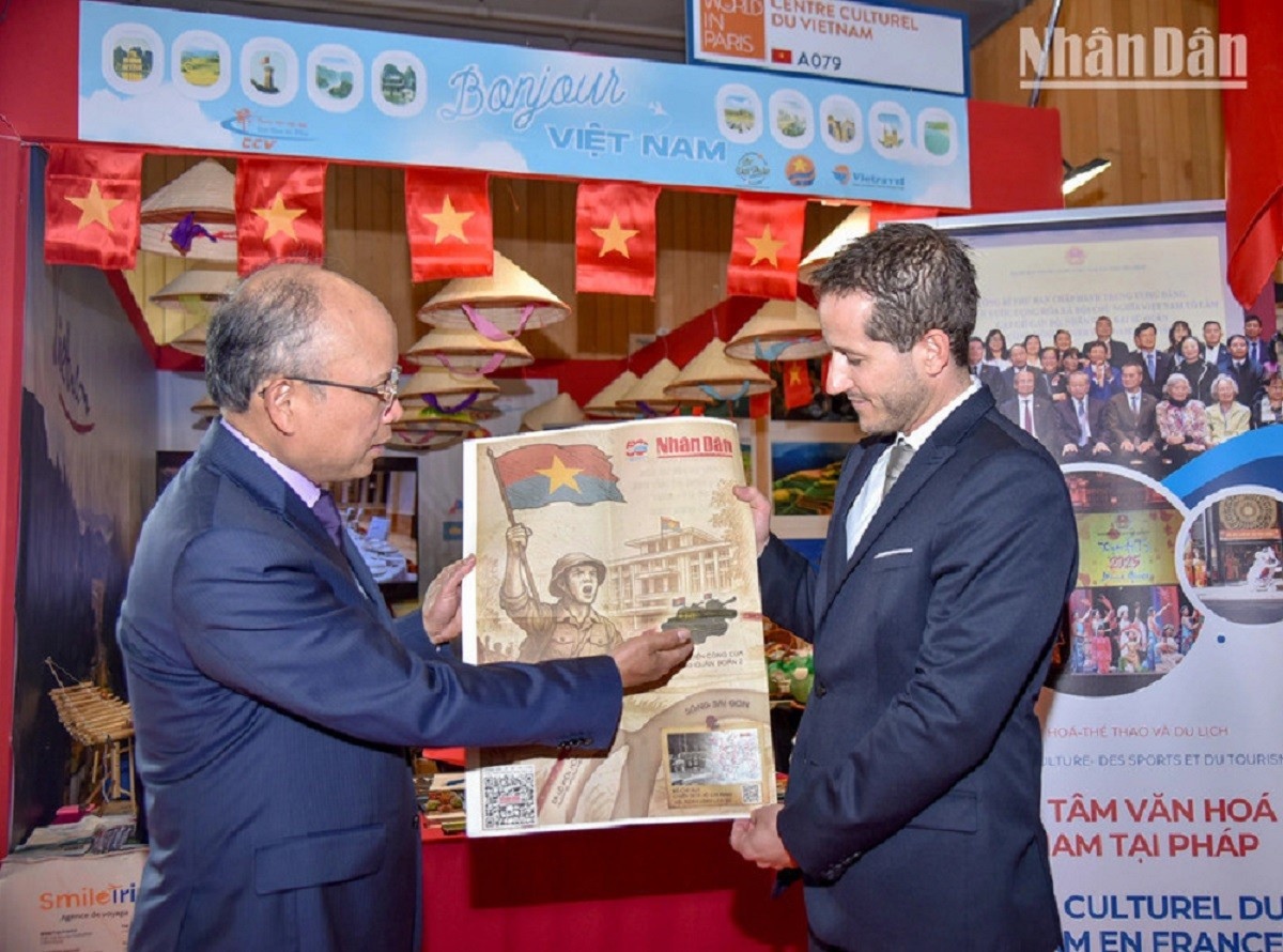 L’ambassadeur du Vietnam en France, Dinh Toan Thang, présente au directeur du Salon, Steven Abajoli, le supplément spécial du Journal Nhân Dân lors du Salon international de Paris 2025 le 3 mai. Photo : NDEL. phu-san-4.jpg