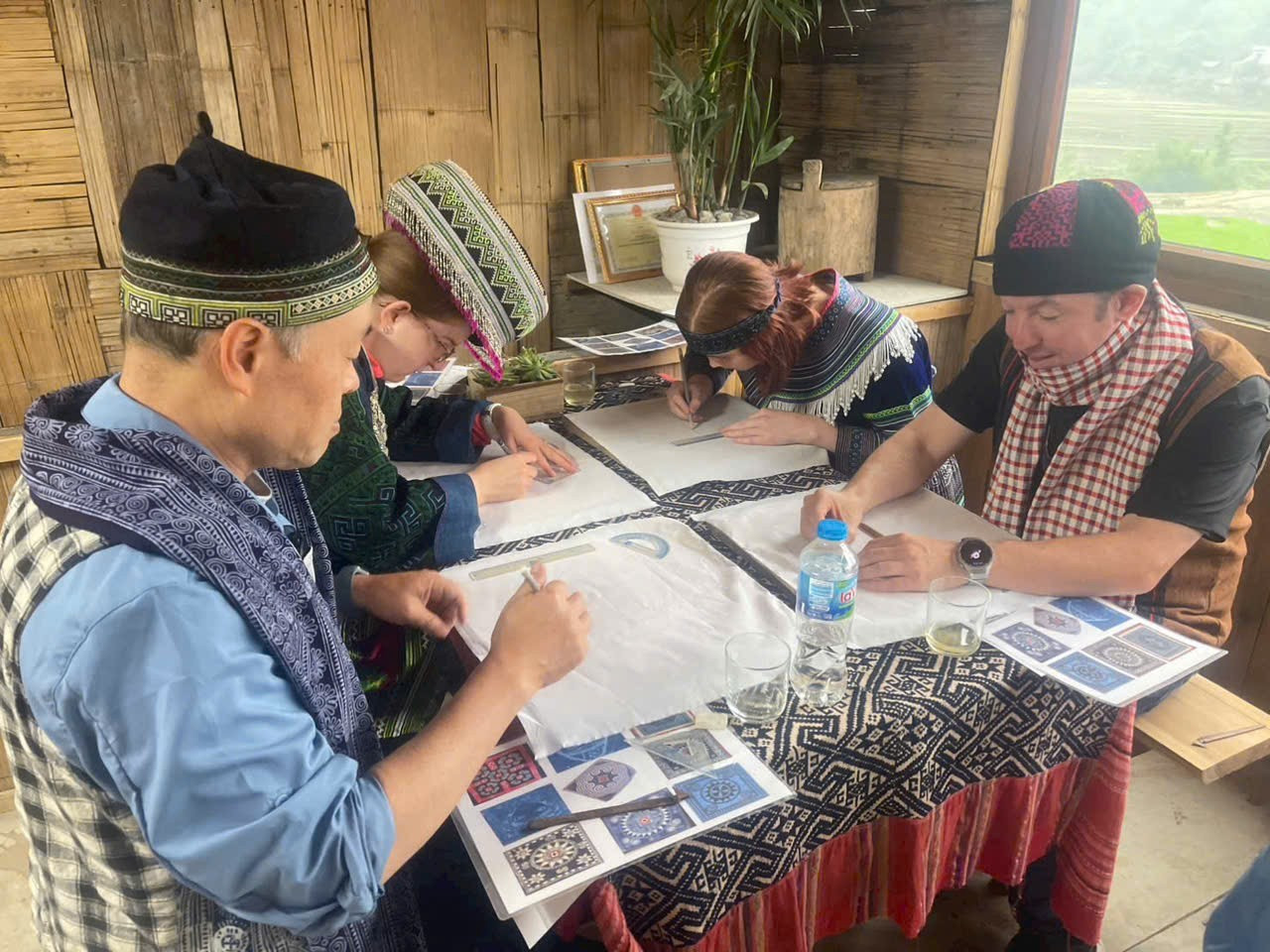 À Ta Van, les touristes peuvent également s’initier au dessin à la cire d’abeille et à la broderie de brocarts directement dans les villages touristiques communautaires. Photo : TPO. ta-van-ve.jpg