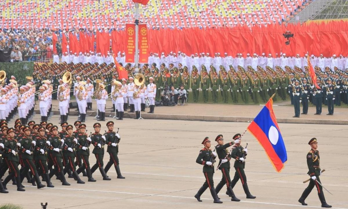 Délégation de l’Armée populaire lao lors du défilé du 2 septembre à Hanoi. Photo : VGP. laos-vgp.jpg