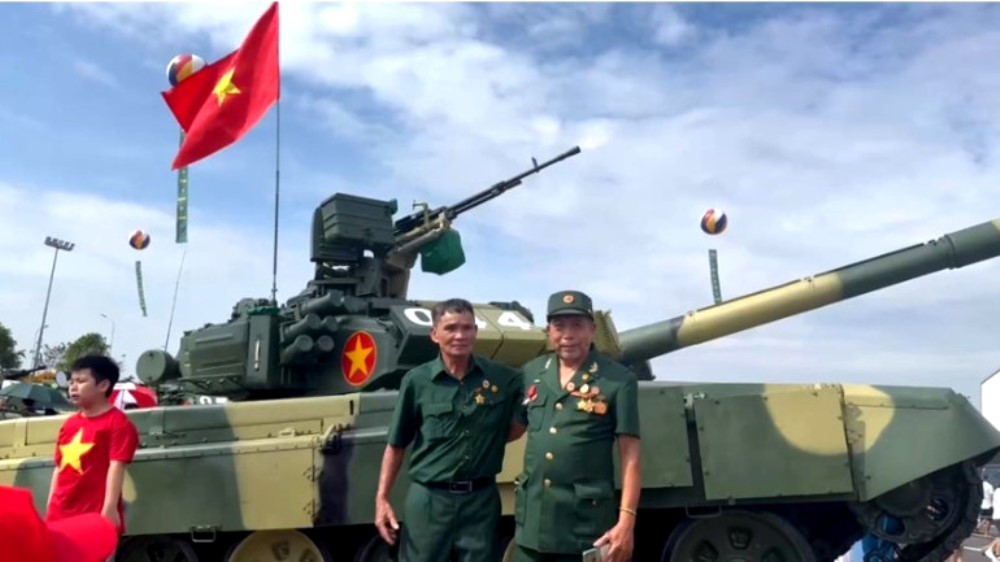 Les anciens combattants visitent la zone d’exposition consacrée à l’armement de l’Armée populaire du Vietnam. Photo : NDEL. aerien-3.jpg