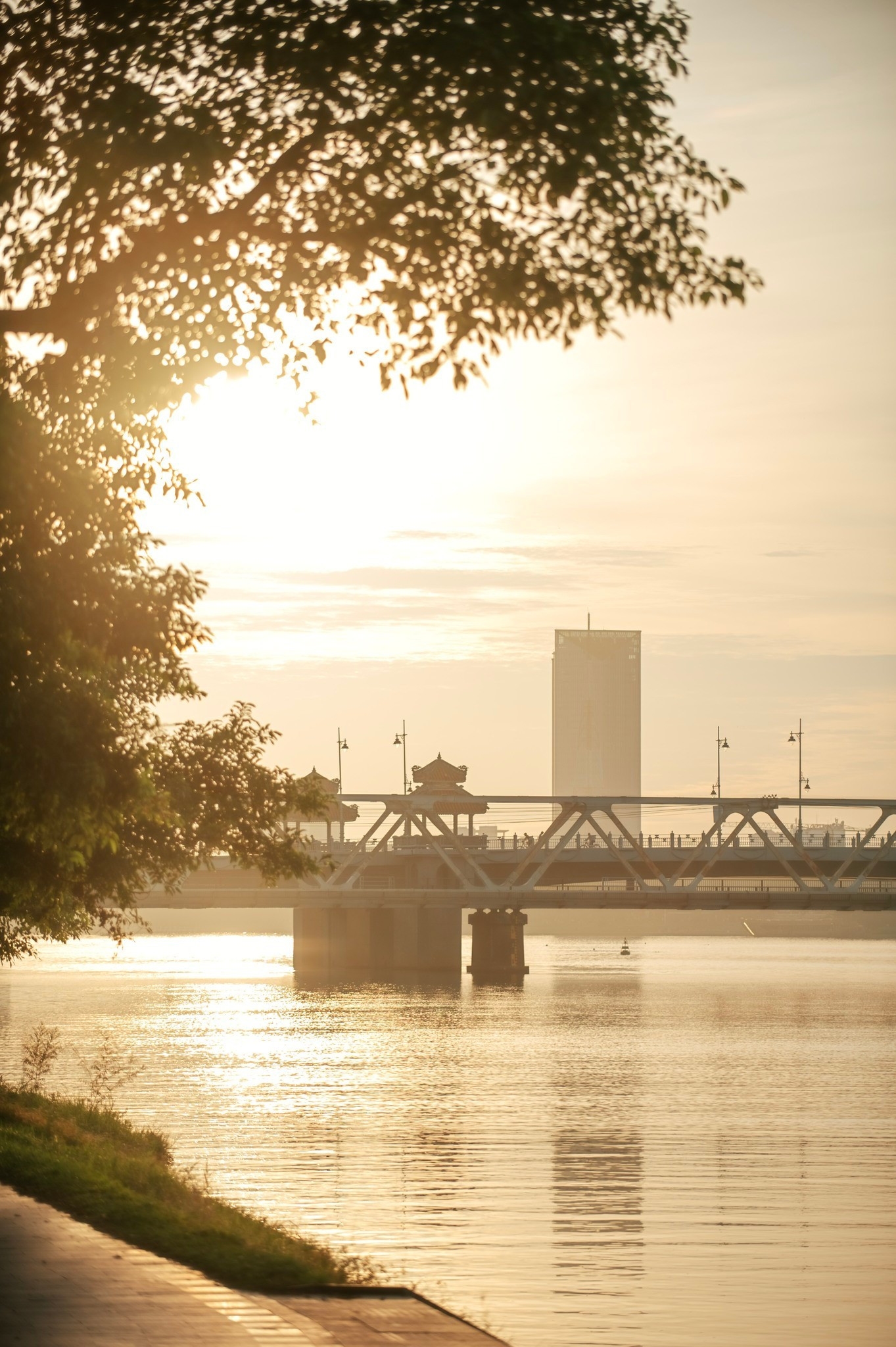À cette heure-là, le soleil caresse le pont Bach Ho de ses reflets dorés, enveloppant la ville d’un halo de sérénité. Photo : Vietnamnet. hue-10.jpg