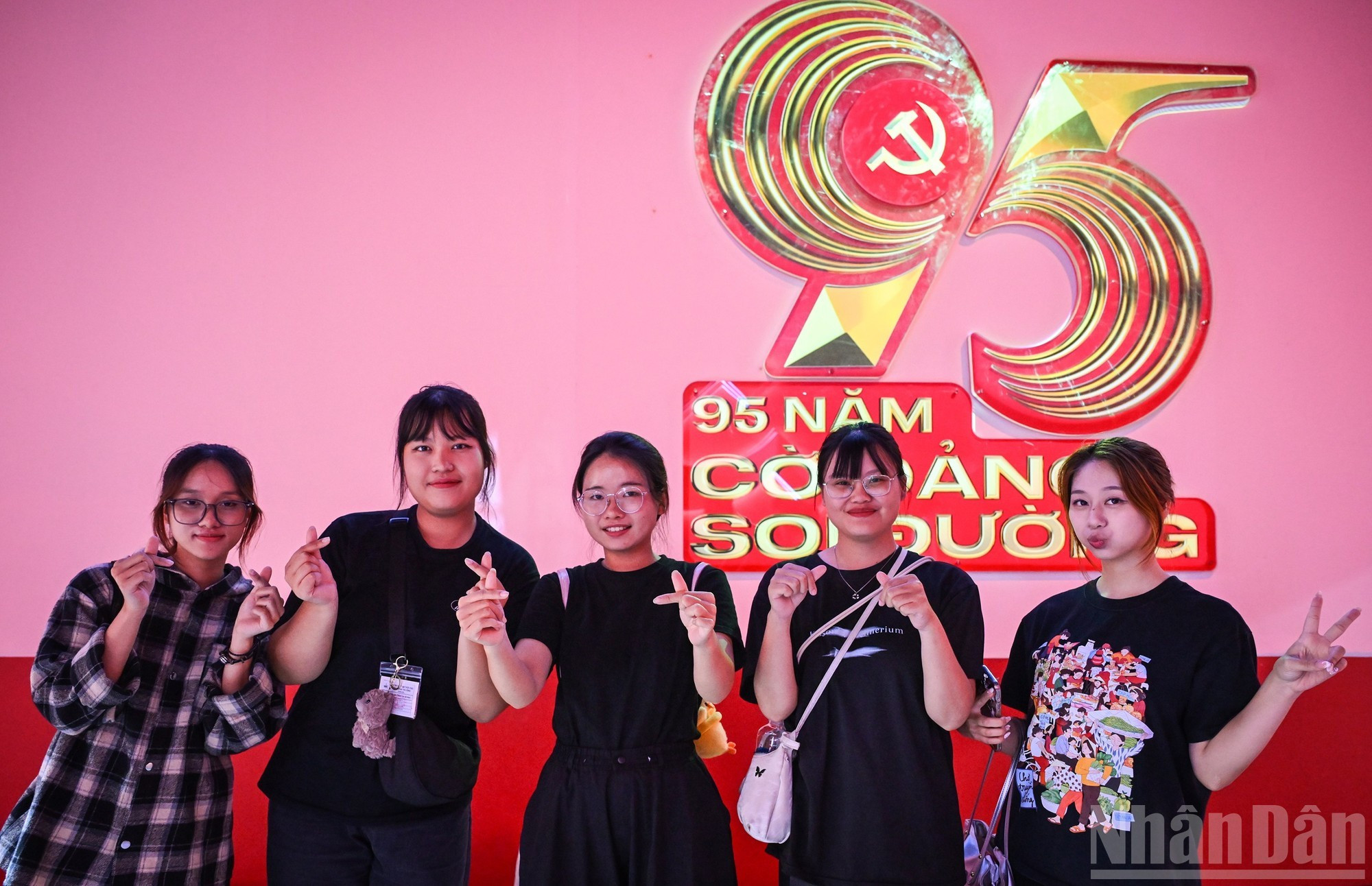 Des jeunes à l'exposition « 95 ans - le drapeau du Parti éclaire la voie ». Photo : NDEL.