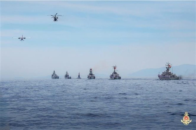 Les aéronefs de surveillance maritime : incluant l’impressionnant DHC‑6, véritable « œil dans le ciel », capable de décoller et d'atterrir sur l’eau, utilisé pour la reconnaissance, la surveillance, les missions de secours médical d’urgence et les opérations SAR en mer. Photo : VNA. Les aéronefs de surveillance maritime : incluant l’impressionnant DHC‑6, véritable « œil dans le ciel », capable de décoller et d'atterrir sur l’eau, utilisé pour la reconnaissance, la surveillance, les missions de secours médical d’urgence et les opérations SAR en mer. Photo : VNA.