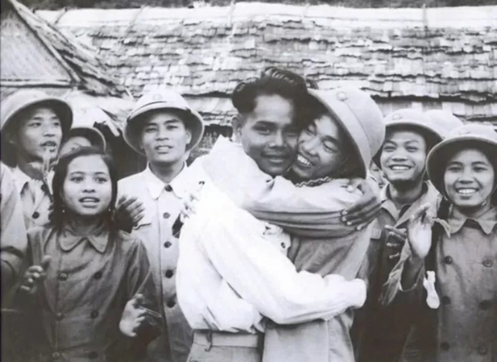 Des soldats volontaires vietnamiens disent au revoir à ses amis laotiens avant de rentrer au pays. Photo : VNA. soldat-svolontaires.jpg