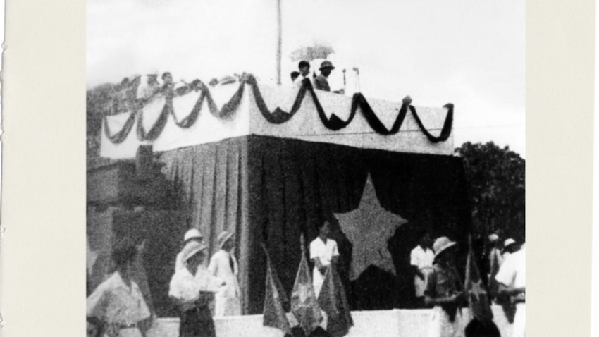 Le Président Hô Chi Minh lut la Déclaration d’indépendance le 2 septembre 1945 sur la place Ba Dinh à Hanoi. Photo : VNA. chu-tich-hcm-doc.png