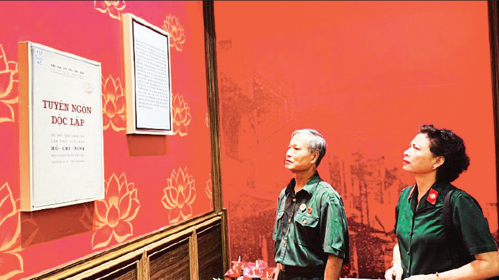 Des anciens combattants visitant l’exposition « Déclaration d’indépendance » au site historique du 48 rue Hang Ngang, Hanoi. Photo : NDEL. anciens-combattans.png